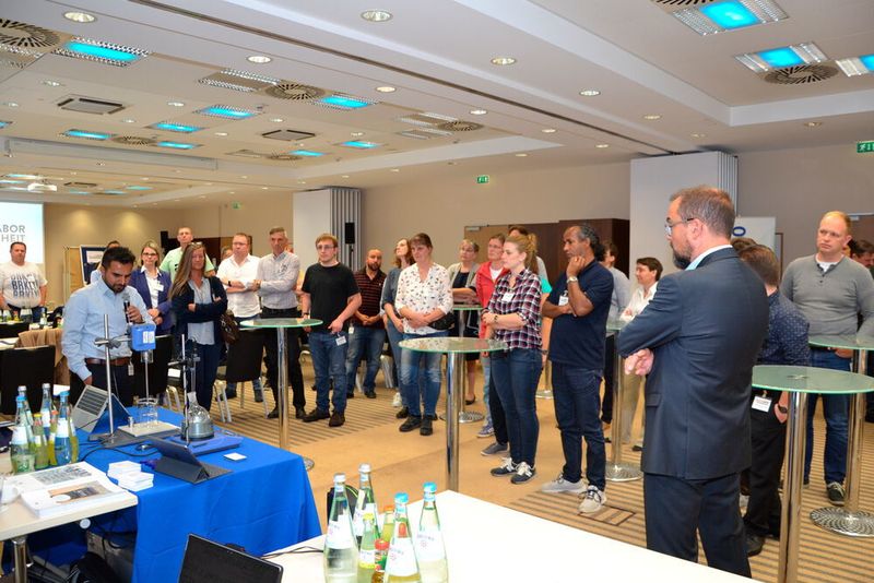 In fünf Minuten konnten die Aussteller des Praxistages den Teilnehmern ihren Lösungen zur Laborsicherheit präsentieren. (LABORPRAXIS/Lütmman)