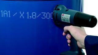 Glatte, poröse oder auch unebene Oberflächen mit irregulärer Form lassen sich mit dem weltweit ersten kabellosen Inkjet-Handcodierer Handjet EBS-250-B schnell und sauber beschriften. Bild: Schneider-Kennzeichnung (Archiv: Vogel Business Media)