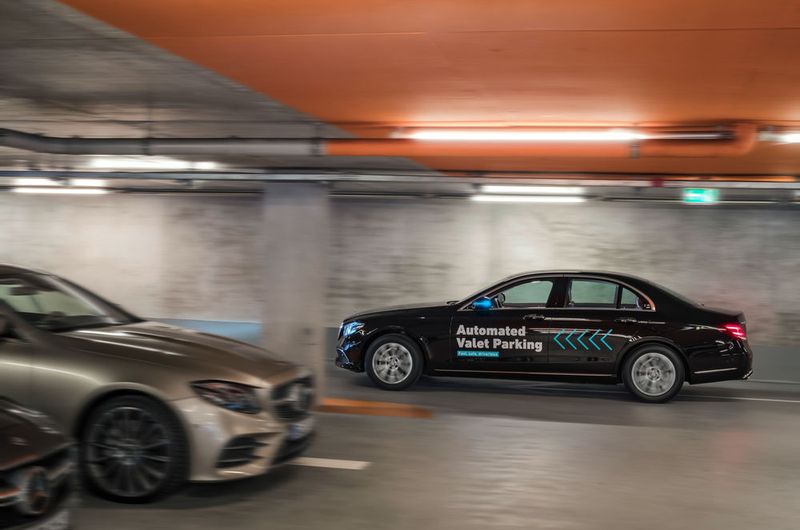 Dr. Michael Hafner, Leiter Automatisiertes Fahren und Aktive Sicherhiet in der Mercedes-Benz Cars Entwicklung: „Wenn das Automated Valet Parking in Parkhäusern immer mehr zum Einsatz kommt, dann wird sich der Kunde den ganzen Vorgang des Einparkens sparen. Er wird sein Fahrzeug einfach nur abgeben, sich das Fahrzeug per App dann wieder zurückholen, wenn er wegfahren möchte und dazwischen kriegt er gar nichts mehr mit.“  (Daimler AG)