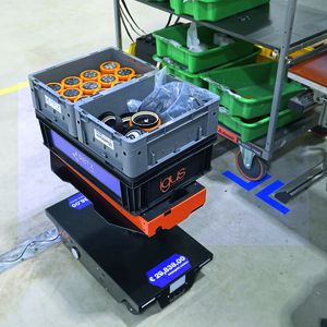 Das kostengünstige FTS unterstützt die Igus Mitarbeitenden auch bei der Montage des RebeL Cobots.(Bild:  Igus GmbH)