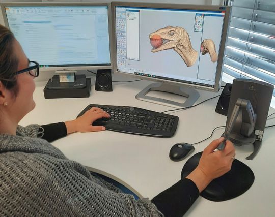 (Freiform-Designerin von 4D Concepts bei der Arbeit: Auf der Basis vager Beschreibungen des Kunden – eines namhaften Spielzeugherstellers – erstellt sie das Modell eines Dinosauriers. Bild: 4D Concepts)