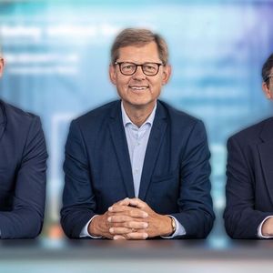 Für das laufende Geschäftsjahr erwartet die HIMA Group weiterhin ein anspruchsvolles Umfeld: Geopolitische Konflikte, Währungseffekte und Investitionszurückhaltung könnten Projekte und Services verzögern oder verschieben, so die Geschäftsführung: (v. l. n. r.) Jörg de la Motte (CEO der Hima Group), Steffen Philipp (Gesellschafter der Hima Group), Dr. Michael Löbig (CFO der Hima Group) (Bild:  HIMA Group)