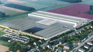 Luftaufnahme des Werks Anholt ergänzt um die neue X-Cube- Fertigungshalle, rechts dahinter (rot eingefärbt) das hinzu gekaufte Gelände fu¨r eine mögliche Erweiterung.  (Bild: Trox)