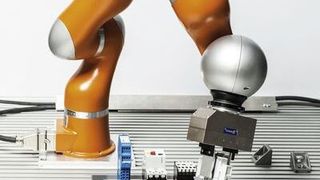 Die Programmierung der Montageaufgabe ist roboterunabhängig und lässt sich leicht für ähnliche neue Montagevorgänge einsetzen. (Bild: Fraunhofer IPA)