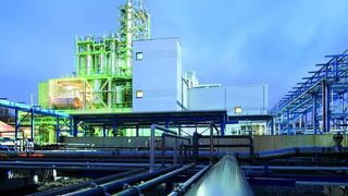 Ein klarer Trend im Chemieanlagenbau: Die Zahl der Megaanlagen nimmt zu. Im Bild ist eine Düngemittelfabrik.  Bild: MAN Ferrostaal (Archiv: Vogel Business Media)