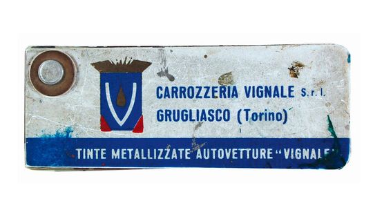Der Preis einer sehr seltenen Lackmusterkarte mit sieben Mustern kletterte auf 42855,59 Euro (inkl. Aufgeld). Das aus den 50er-Jahren stammende Set war unter anderem die Farbreferenz für frühe Ferrari Sportwagen mit Vignale Karosserie.(Bild:  Automobilia Ladenburg)