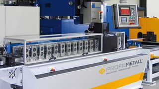 Bild: Vielfältig einsetzbare Profilieranlage von Profilmetall mit Werkzeug- Schnellwechselsystem (Profilmetall GmbH)