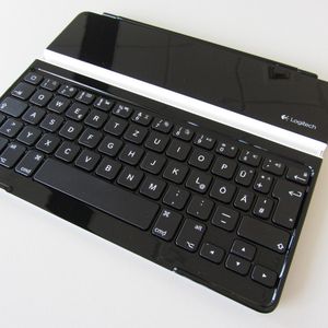 Abbildung 1: Das Ultrathin Keyboard Cover von Logitech kommt im edlen Design daher und steht dem Outfit eines iPads in nichts nach.