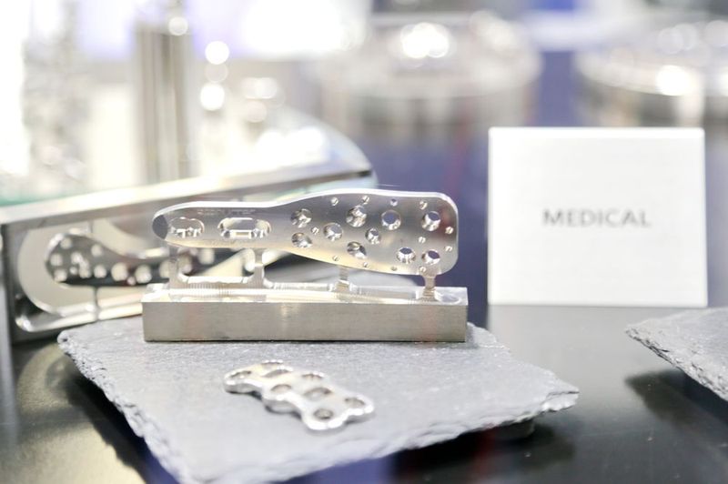 Bearbeitungsbeispiel aus der Medizintechnik auf dem Messestand von Willemin-Macodel. (Anne Richter, SMM)