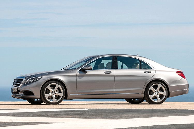 Klassische Proportionen einer Limousine: Die Motorhaube ist sehr lang, das Dach fällt nach hinten dennoch leicht coupéhaft ab. (Foto: Daimler)