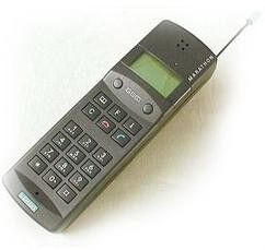 Im Jahr 1992 brachte Siemens mit dem S1 sein erstes GSM-Handy auf den Markt. Zum Zeitpunkt seines Erscheinens war das S1 eine wahre Sensation, was vor allem an den Maßen lag. Neben 382 Gramm brachte das Gerät Abmessungen von 190x57x34 Millimeter mit. Dazu gab es ein vierzeiliges Display. (Archiv: Vogel Business Media)
