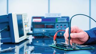 Bislang galt EMV vielen als „schwarze Magie“, da Störquellen oft nur schwer oder gar nicht aufzuspüren sind, selbst wenn man das Problem im hochmodern ausgestatteten Prüflabor untersucht.  (Bild: luchschenF - stock.adobe.com)