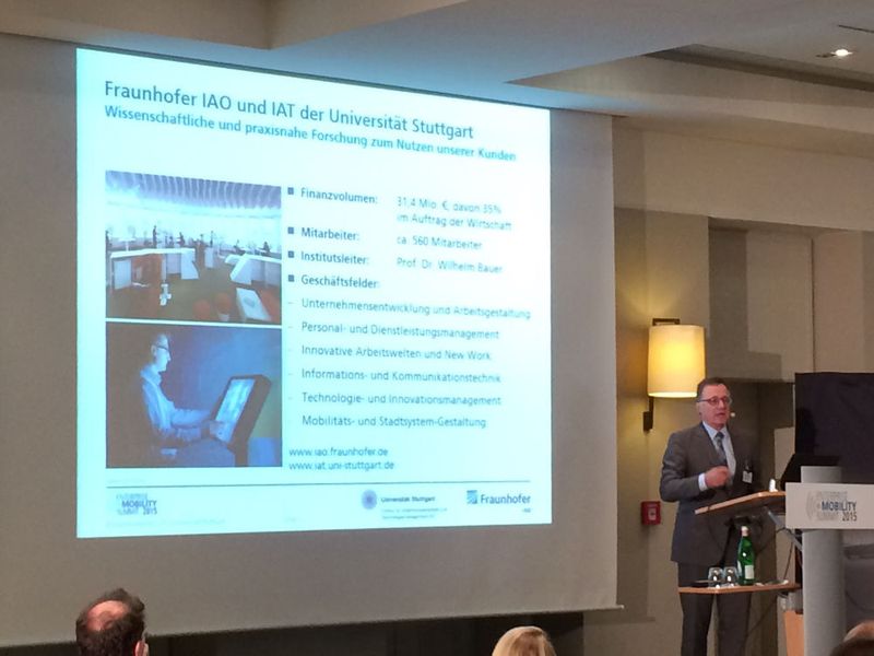 Prof. Dr.-Ing. Wilhelm Bauer während seiner Keynote „Working Smarter“. (Bild: VIT)