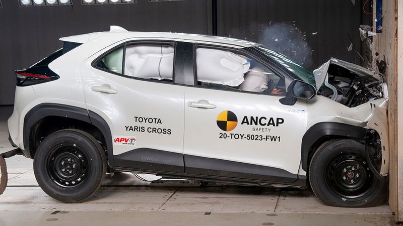 Klein und sicher: Der neue Toyota Yaris Cross beim EuroNCAP-Test. (Bild: EuroNCAP)