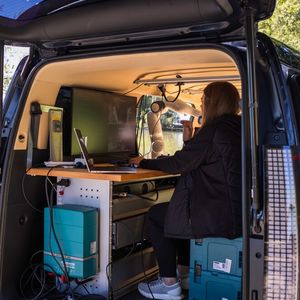 Der schwarze Kleinbus, ein Hyundai Staria, ist vollgepackt mit Hochleistungsrechnern und Steuerungstechnik.(Bild:  Hyundai)