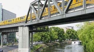 Bild 1: In der Servicewerkstatt der Berliner Verkehrsbetriebe kommen neue Arbeitsplatz- und Industrie 4.0-Lösungen von ELABO zum Einsatz. Sie erleichtern die Konzentration auf die handwerklichen Tätigkeiten und führen die Techniker an digital unterstützte Prozesse heran. (clipdealer)