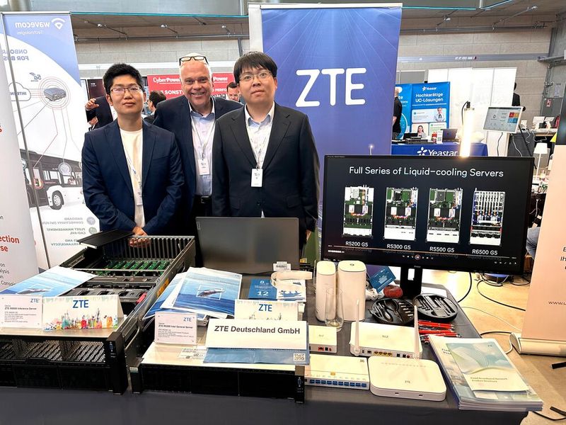Hans Hallitzky mit seinen neuen Kollegen (l.) Benyuan Wu und Xingyu Wu (ZTE).  (Bild: Vogel IT-Medien GmbH)