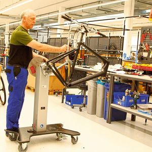 Platz 1: „Bike Promobil“ ist ein mobiler Wagen, der sich variabel und ohne Fremdenergie wie Strom oder Hydraulik für sämtliche Montageaufgaben in der Fertigung einsetzen lässt. Sein schweres Grundgestell lässt sich dank großer Rollen leicht bewegen.(Bild:  Roemheld GmbH)