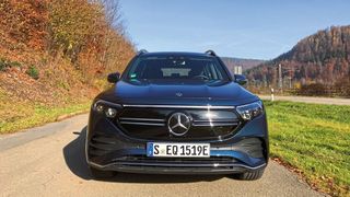 Mit der neuen Front ist der EQB gleich als Mitglied der EQ-Baureihe zu erkennen. Doch der Rest der Kabine gleicht dem GLB. (Rosenow/»kfz-betrieb«)