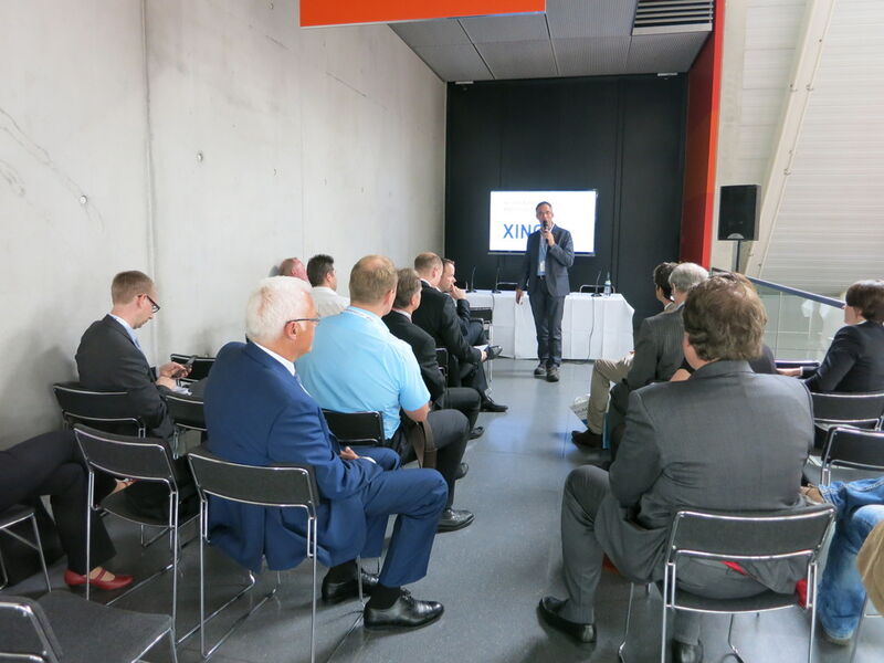 Gruppen-Moderator Peter Reinhardt begrüßt die Teilnehmer des Treffens der Xing-Gruppe Medizintechnik auf der Medtec Europe 2014. (Bild: Schäfer)