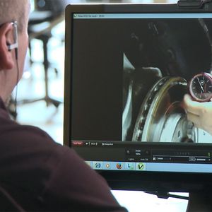 Der Technikexperte des Importeurs steuert den Roboter über einen PC.(Foto:  kfz-betrieb)