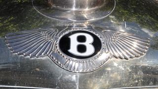 Bentleys geflügeltes Logo: Es entstand erst unter der Regie von Rolls Royce. (Grimm/»kfz-betrieb«)