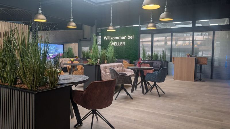 Das Rebranding wurde unter der Leitung von Tochter Emma Weller, die das zentrale Marketing der Autohausgruppe leitet, umgesetzt: von der Signalisation in den Betrieben selbst über die Neugestaltung der digitalen Kanäle und der Beklebung von Vorführwagen bis hin zu den Visitenkarten und den Hemden der Mitarbeiter. (Bild: Mauritz – VCG)