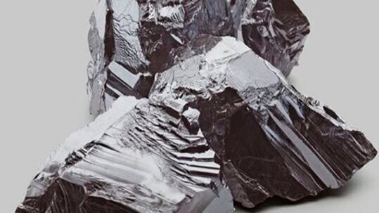 Lithium ist für die Herstellung von Batterien für Elektroautos bisher unerlässlich. Leider hängen Europa und Deutschland von Importen ab. Damit sich die Versorgung unabhängiger gestaltet, werden jetzt gleich zwei Projekte gefördert, die Lithium aus Deutschland heranschaffen sollen.(Bild:  Mineralshow)