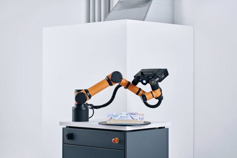 The GOM Scancobot is especially suited for efficient quality control of small and medium-sized parts made of plastic, metal or cast iron. (Sebastian Dorbrietz)