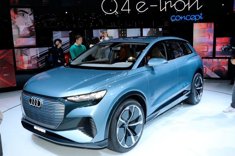 Das Konzeptfahrzeug Audi Q4 e-tron ist schon sehr nahe an der Serienversion, die Ende 2020 zu haben sein soll. Der Karosseriebau besteht aus einer Stahlstruktur mit Aluminium-Außenhaut. (Klasing)