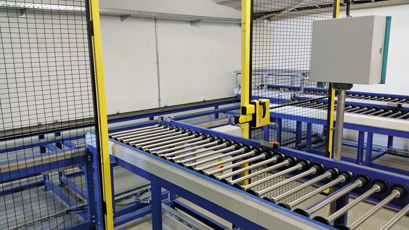 Hafner bedient sich eines automatischen Handlings. Querverschiebewagen für die Reinigungsbehälter am Auslauf ermöglichen diese Handhabung. (Bild: Hafner)