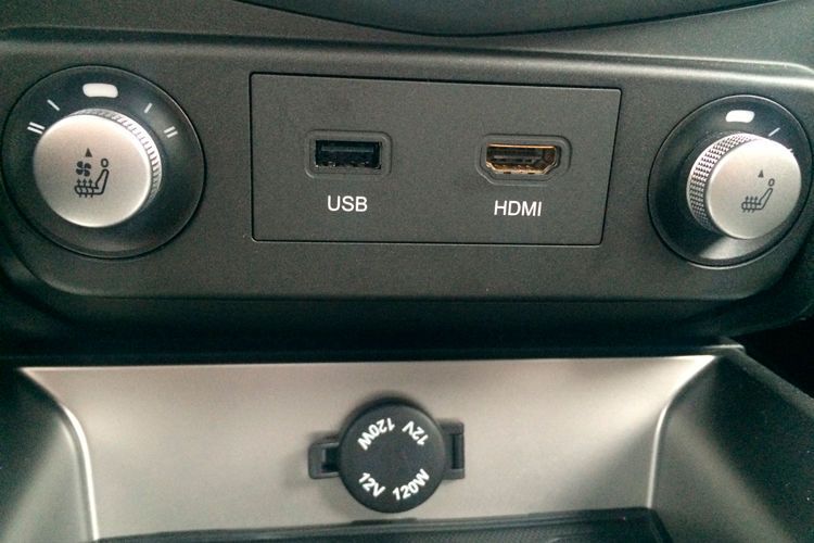 Neben USB- und HDMI-Anschluss steht auch eine 12-Volt/120-Watt-Buchse parat. (Michel / »kfz-betrieb«)