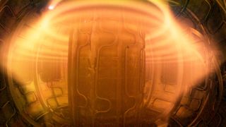 Kürzlich wurde in der weltweit ersten vollständig supraleitenden Hochtemperatur-Tokamak-Anlage, die von Energy Singularity entwickelt und gebaut wurde und als „HH70“ bekannt ist, erfolgreich das erste Plasma erzeugt. (Bild: energy singularity)