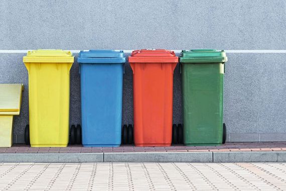 Wie gut recycelt Deutschland? 
Recycling spielt eine entscheidende Rolle im Umweltschutz und bei der Ressourcenschonung. Doch wie viel Neues entsteht tatsächlich aus unserem Abfall und in welchen Bereichen gibt es Verbesserungsbedarf? 
Das Umweltbundesamt hat den „Global Recycling Day“ 2024 genutzt, um einen Blick auf den aktuellen Stand des Recyclings für einige Stoffströme in Deutschland zu werfen. 
 (Bild: frei lizenziert)