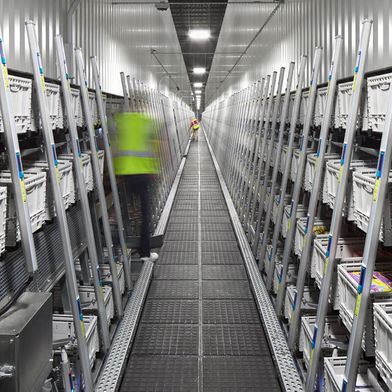 Kleinvolumige Artikel werden im Trockensortiment mit der AIO-Lösung ergonomisch und hochdynamisch direkt in den Filialbehälter kommissioniert.. (Bild: Witron)