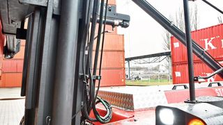 Die von Dr. Roland Karnbach, Geschäftsführer von HCS, entwickelte mechanische Hubmastsperre wird zum Checken von Containern eingesetzt. Ist sie aktiviert kann der Container nicht abgesenkt werden und sämtliche Fahrbewegungen des Staplers sind deaktiviert. (Bild: Kalmar)