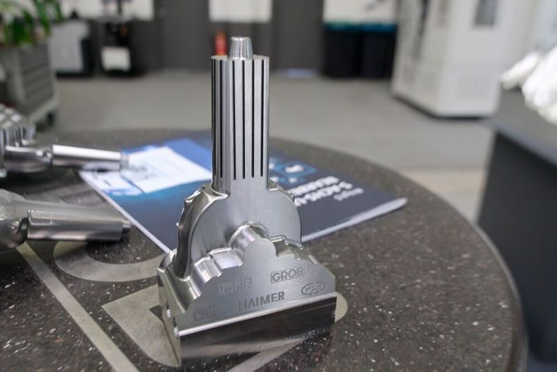 An einem Beispielwerkstück zeigten die Experten bei Grob verschiedene, typische Bearbeitungen aus der Praxis der Werkzeug- und Formenbauer. (Bild: maschinenmarkt/rw)