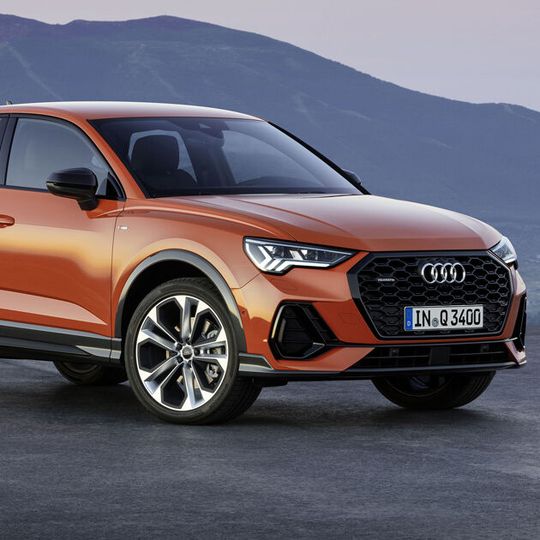 In drei von gut 14.000 Exemplaren des Audi Q3 oder des Q3 Sportback ist eine fehlerhafte Schalttafel verbaut. Sie zu finden, ist aktuell die Herausforderung für Audi.(Bild:  Audi)