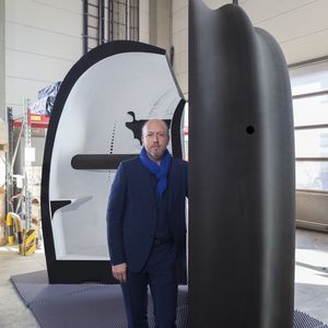 Architekt Prof. Peter Eber mit dem von ihm entworfenen Haus aus dem 3D-Drucker. Gedruckt wurde es bei Voxeljet in Friedberg.