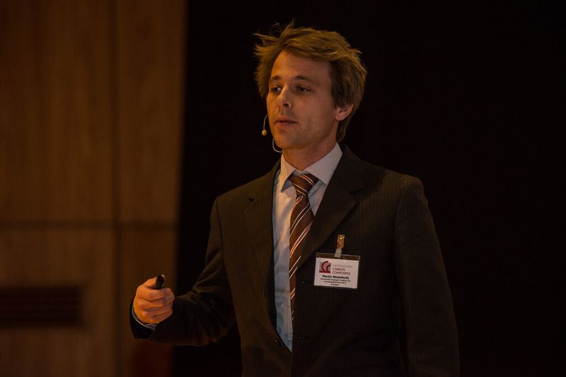 Martin Rheinfurth, wissenschaftlicher Mitarbeiter am Institut für Kunststofftechnik der Universität Stuttgart, präsentierte ein zerstörungsfreies Prüfverfahren zur Bewertung von Ermüdungsschädigung in CFK-Bauteilen. Anhand von Prüfergebnisse zeigte er die Eignung des Verfahrens – auch bei nur einseitigem Zugang zu den Proben. (Bild: Mack)