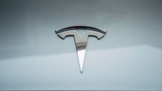 Tesla will den Streit um die Benamung des Assistenzsystems beenden. (Bild: frei lizenziert)