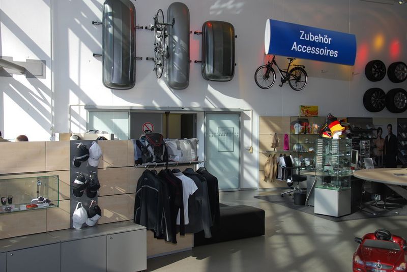 Ein ganz wichtiges Standbein des Autohauses: das Zubehörgeschäft. Im ganzen Autohaus wurden an sinnvollen Stellen Vitrinen und Zubehör aufgestellt und aufgehängt. (Archiv: Vogel Business Media)