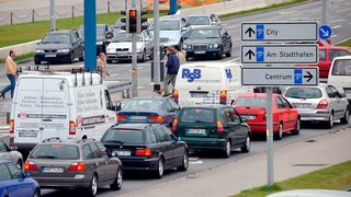 Das eigene Auto ist bei den Deutschen weiterhin das beliebteste Transportmittel. Das ergab eine Umfrage des TÜV. (Bild: Joachim Kloock)