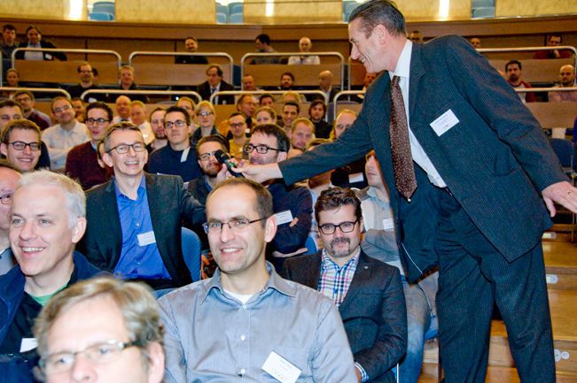 Johann Wiesböck, Publisher und Chefredakteur der ELEKTRONIKPRAXIS, holt Fragen der Zuhörer an Frau Dr. Löhken ein. (Elisabeth Wiesner)