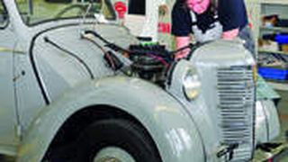 Das Schild „Fachbetrieb für historische Fahrzeuge“ soll künftig auf Oldtimer spezialisierte Innungsmitglieder ausweisen. (Archiv: Vogel Business Media)