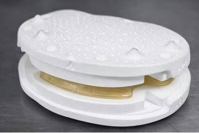 Individuell anpassbares metallfreies Wirbelsäulenimplantat EvoFlex von Nivalon, hergestellt mit der XJet NanoParticle Jetting-Lösung.(Bild:  Nivalon Medical)