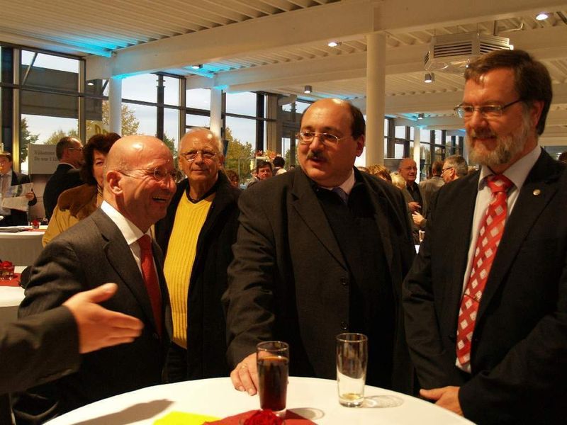 Weitere Gäste waren (v.l.n.r.): Wolfgang Hermann (Autohaus Hermann), Hans-Joachim Nüsse (Geschäftsführer Kreishandwerkerschaft Northeim/ Einbeck) sowie Hermann-Josef Hupe (Kreishandwerksmeister). (Archiv: Vogel Business Media)