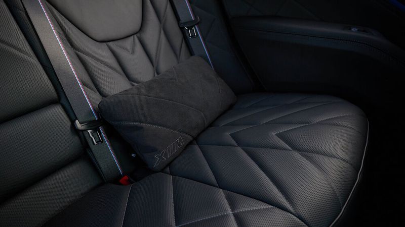Die Rücksitzbank schmiegt sich in die Seitenwand, gegen Aufpreis gibt es perfekt abgestimmte Kissen. (Bild: Autoren-Union Mobilität/BMW)