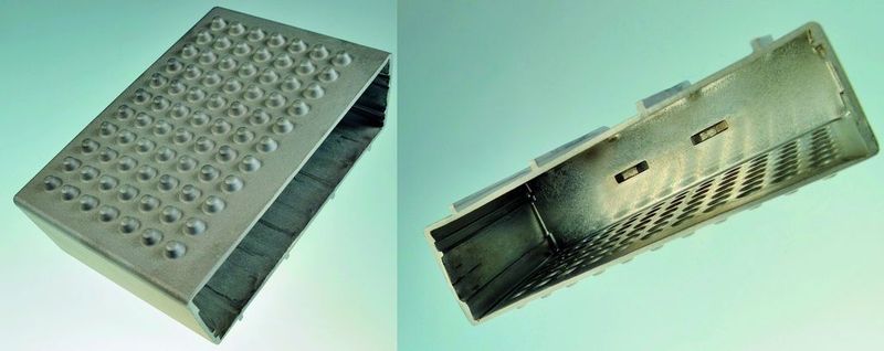 Bild 6: Rückwärtsfließgepresstes Elektronik-Gehäuse für Kfz-Anwendungen: Um eine bessere Wärmeableitung zu erzielen, ist die Oberfläche an einer Seite mittels Heatforming partiell erhöht und damit vergrößert worden. Dies verbessert die Funktion des Bauteils und eliminiert das Anbringen einer weiteren Kühlplatte mit wärmeleitendem Klebstoff. Es ist eine Vielzahl von Oberflächenstrukturen denkbar, auch solcher für dekorative Zwecke. Bild: Heatform (Archiv: Vogel Business Media)