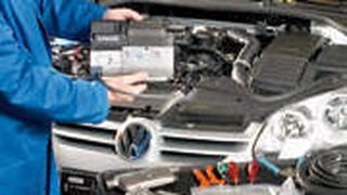 Die Standheizungen von Eberspächer gibt es mit fahrzeugspezifischen Einbaukits, die den Einbau erleichtern und somit die Kosten senken.  (Foto: Eberspächer)